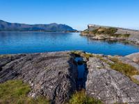 Felsiges Lyngholmen Inselufer vor der Storseisund Brücke